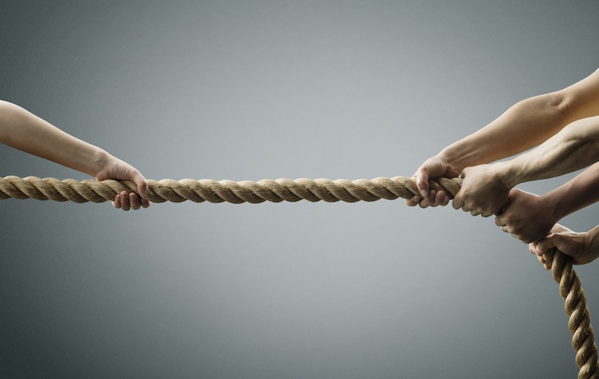 δύο ζευγάρια χέρια που κρατούν ένα σκοινί από τις δύο πλευρές μας υποδεικνύουν πότε είναι καλό να εγκαταλείπουμε τους στόχους μας