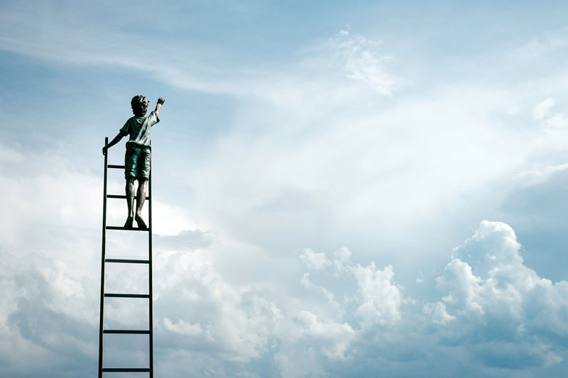 ένας άνθρωπος πάνω σε μια σκάλα προσπαθεί να αγγίξει τον ουρανό