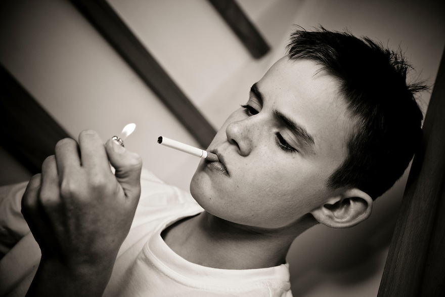 παιδί ανάβει τσιγάρο