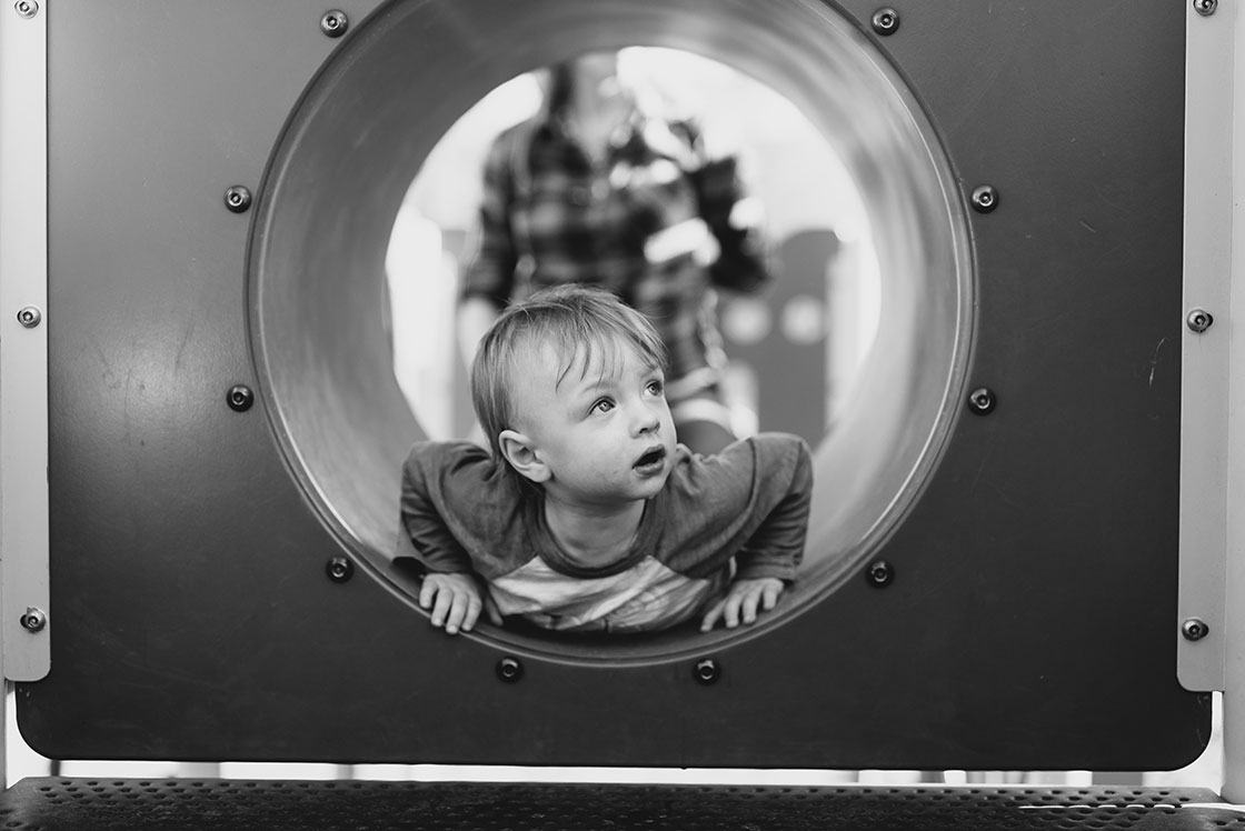 παιδί κοιτάει μέσα από ένα παράθυρο πλοίου