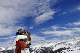 ζευγάρι φιλιέται σε ένα χιονισμένο βουνό