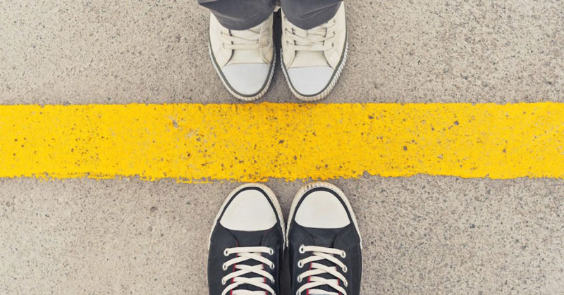 δύο ζευγάρια παπούτσια προβάλλουν την ευαίσθητη ισορροπία των ορίων στην ζωή μας