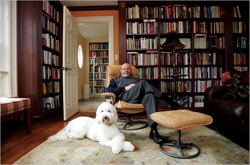φωτογραφία θεραπευτή στο γραφείο του με τον σκύλο του