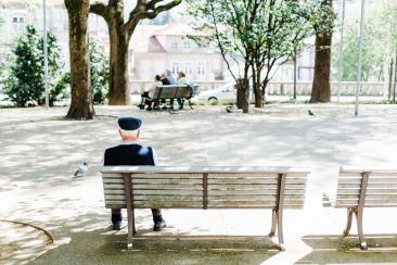 Οι δυσμενείς συνθήκες ζωής κατά την παιδική ηλικία σχετίζονται με τη μοναξιά στην τρίτη ηλικία