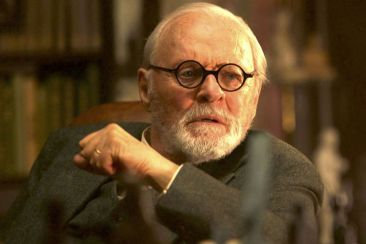 «Freud’s Last Session»: η νέα ταινία με τον Άντονι Χόπκινς για τον Σίγκμουντ Φρόυντ