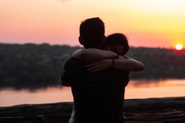 Οι γυναίκες που αγκαλιάζουν τον σύντροφό τους έχουν λιγότερο άγχος