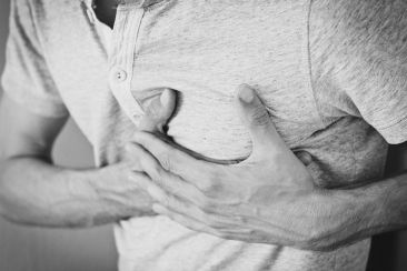 Πόνος στο Στήθος: πότε είναι καρδιακή προσβολή και πότε άγχος;
