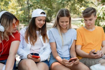 Το προφίλ του εφηβικού εθισμού στα social media – Αποκαλυπτικά στοιχεία έρευνας του ΕΠΙΨΥ