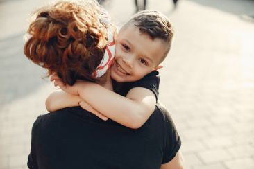 Ψυχολογία: Η σημασία της αγκαλιάς για τα παιδιά και τους ενήλικες