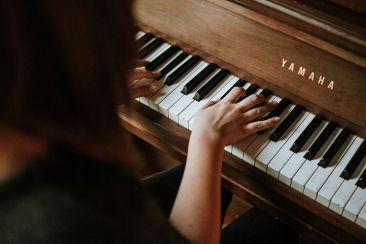 Το παίξιμο του πιάνου ενισχύει την επεξεργαστική ισχύ του εγκεφάλου και βοηθά στην ανακούφιση από τη μελαγχολική διάθεση