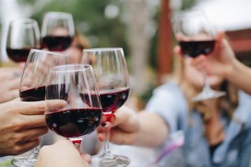 Αμερικανική έρευνα: Ένα ποτήρι κρασί γερνάει τον εγκέφαλο