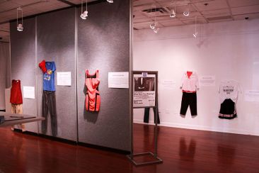 «Τι φορούσες;»: Ο χώρος τέχνης που παρουσιάζει τα ρούχα που φορούσαν θύματα σεξουαλικής βίας