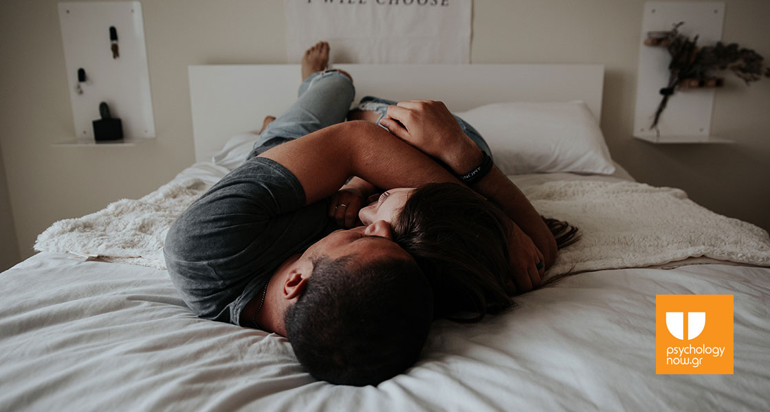 ένα ζευγάρι είναι αγκαλιά στο κρεββάτι