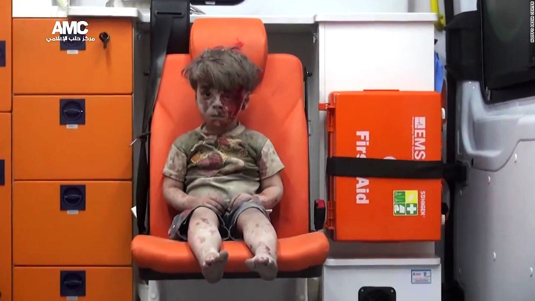 τραυματισμένο παιδί σε ένα ασθενοφόρο