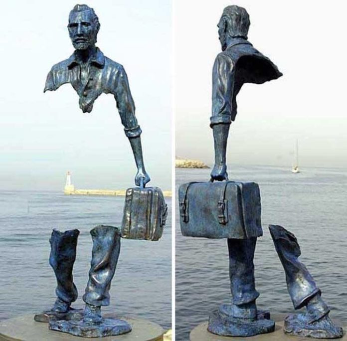 άγαλμα ενός ανθρώπου που περπατά με τσάντα και είναι κομμένος στη μέση δείχνει πως το σώμα μας είναι το σπίτι μας