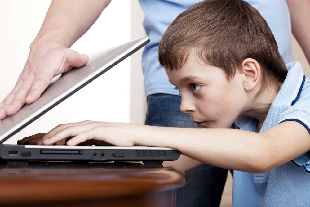 παιδί εθισμένο στο διαδίκτυο