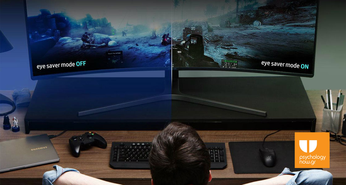 έφηβος κοιτάζει σε μία μεγάλη οθόνη ένα βιντεοπαιχνίδι με τα χέρια πίσω στο κεφάλι