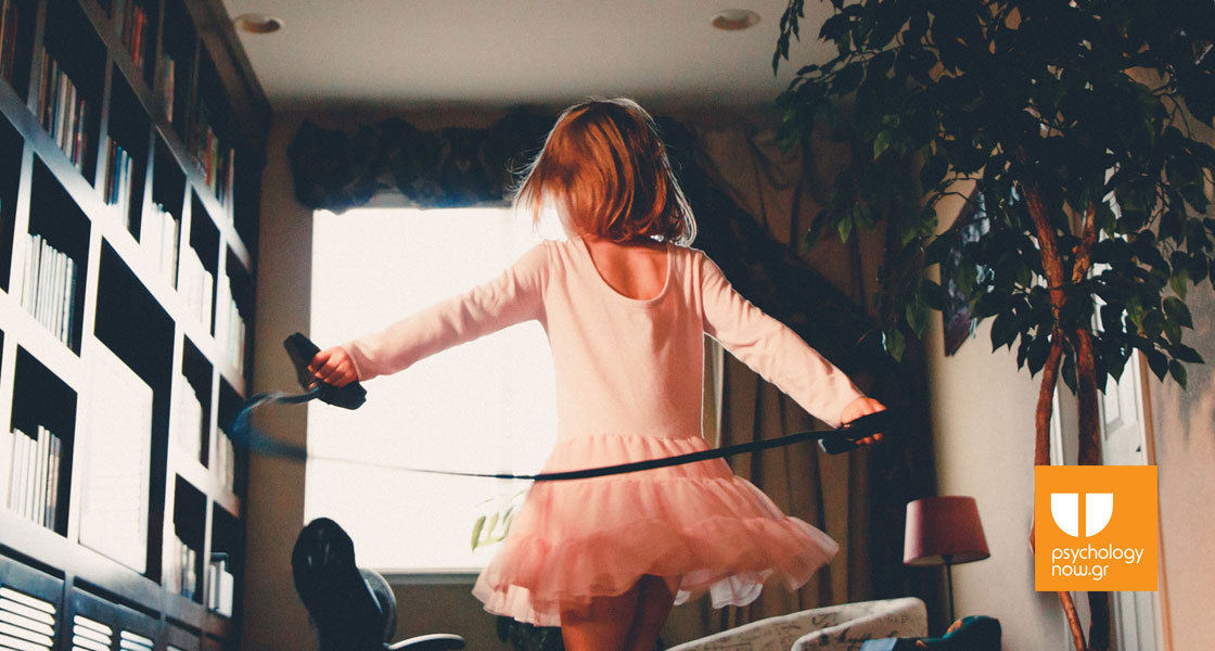 κοριτσάκι με στολή μπαλαρίνας που χορεύει σε ένα δωμάτιο σπιτιού