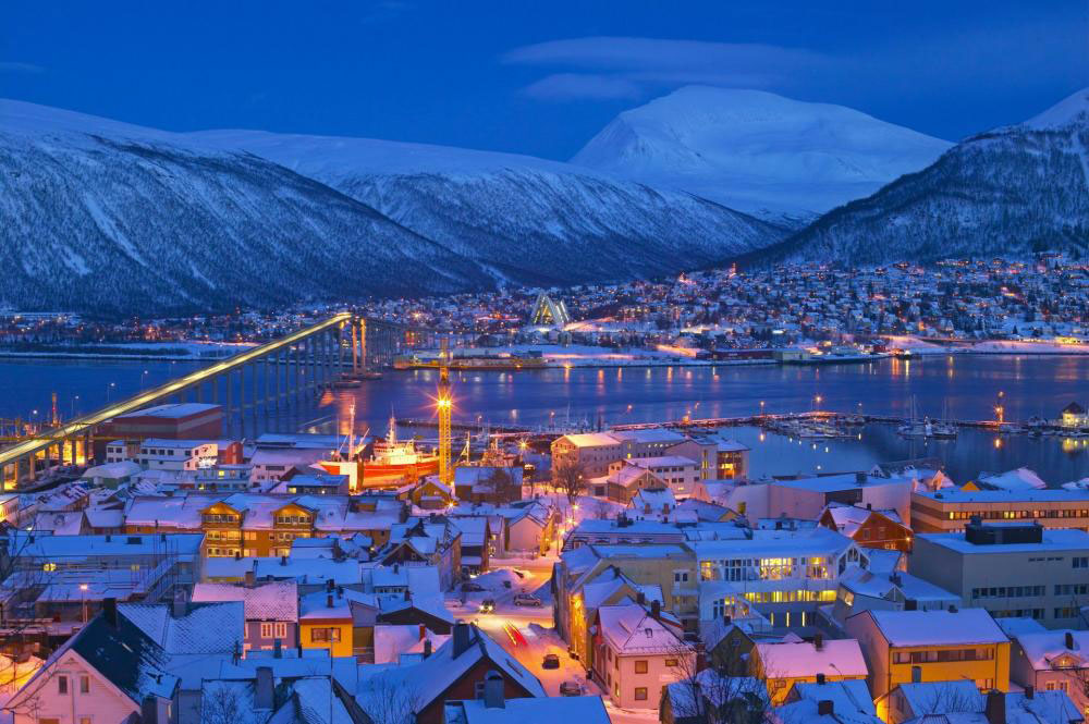 σπίτια στη Νορβηγία και θάλασσα στο βάθος