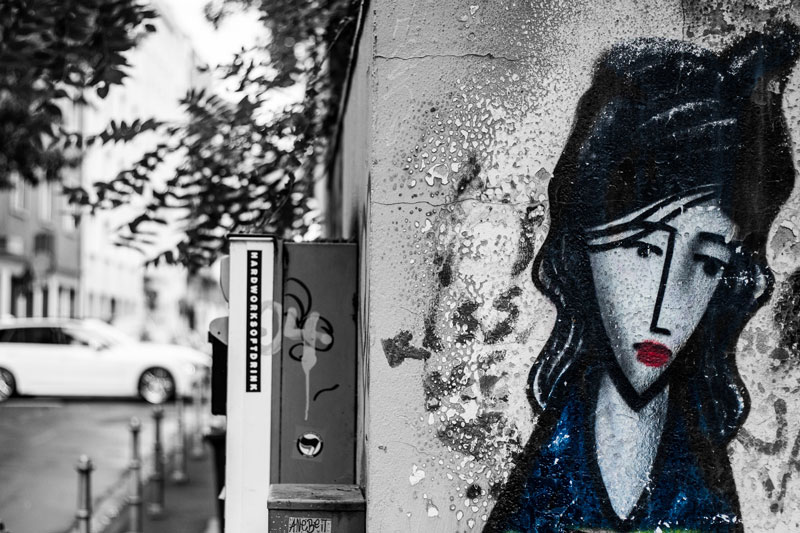 γκράφιτι σε τοίχο που απεικονίζει μία θλιμμένη γυναίκα