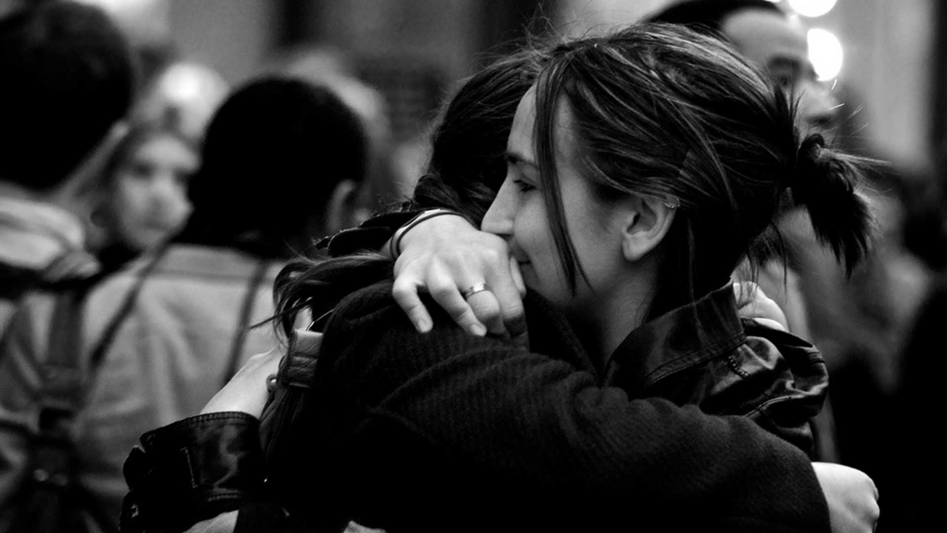 δυο κοπέλες που αγκαλιάζονται και κλαίνε